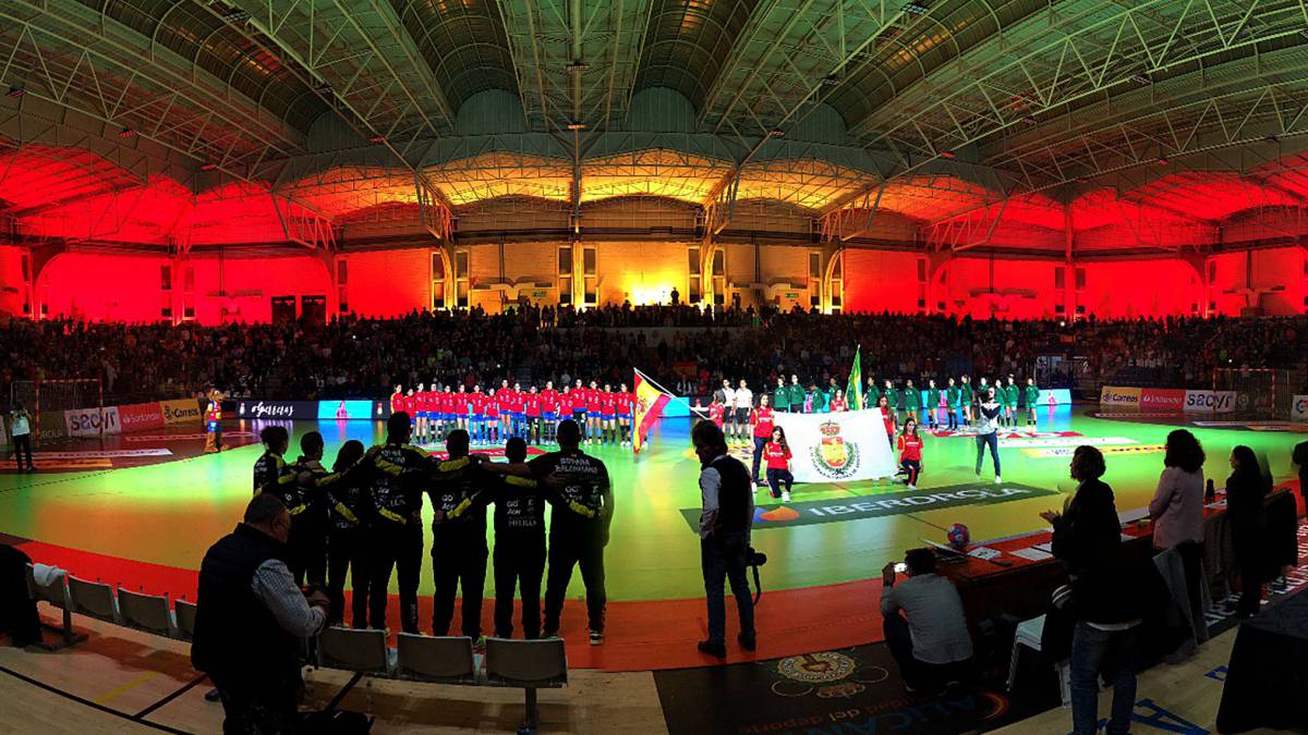 Imagen del Pabellón Pitiu Rochel de Alicante antes de un partido de la selección española de balonmano femenino.