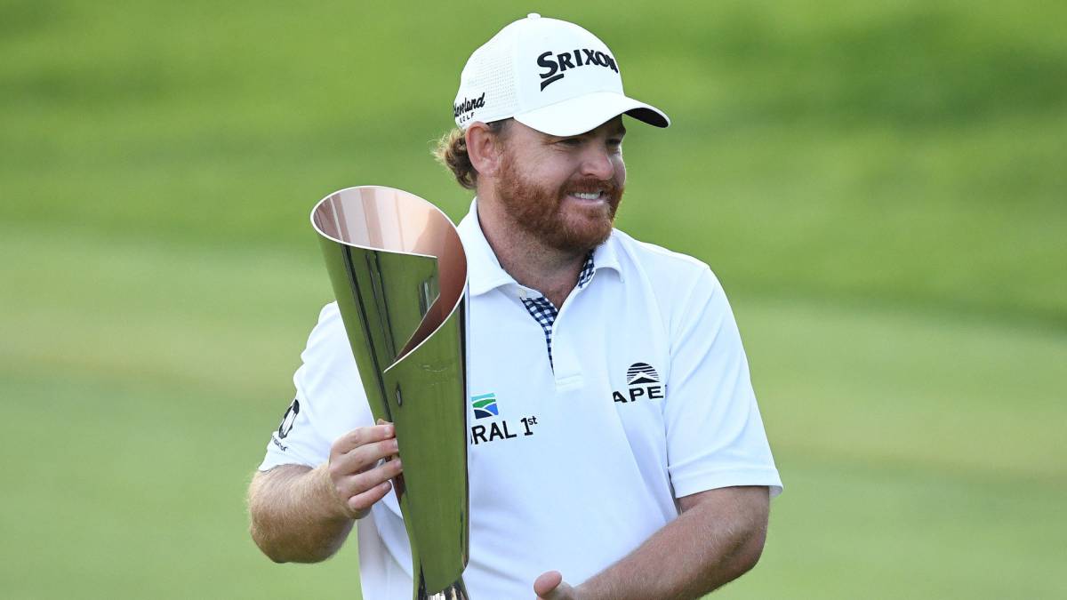 J.B. Holmes posa con el trofeo que le acredita como ganador del Genesis Open.
