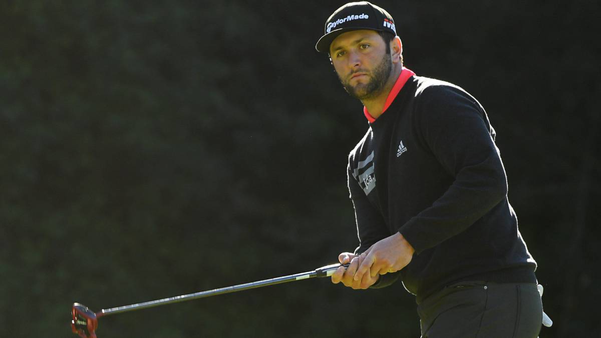 Jon Rahm golpea una bola durante el Genesis Open en el Riviera Country Club de Pacific Palisades, California.