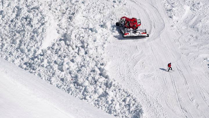 Fotografía tomada este miércoles que muestra a miembros de los servicios de rescate en búsqueda de víctimas en el lugar donde se produjo una avalancha el día anterior en la estación de esquí de Crans-Montana en Suiza.