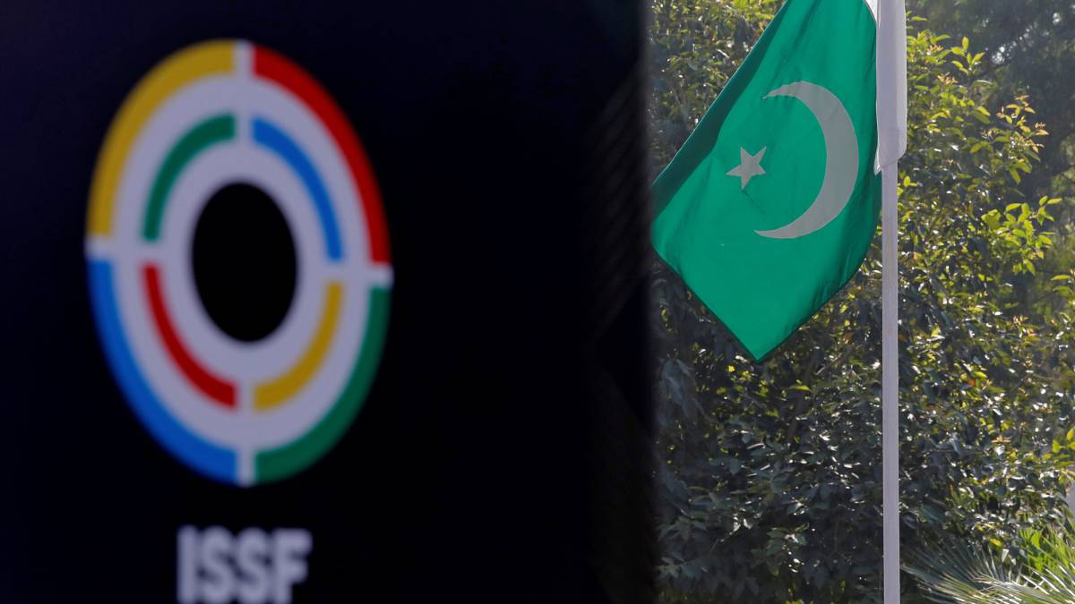 La bandera de Pakistán, a la entrada de la Copa del Mundo de Tiro de Nueva Delhi, India.