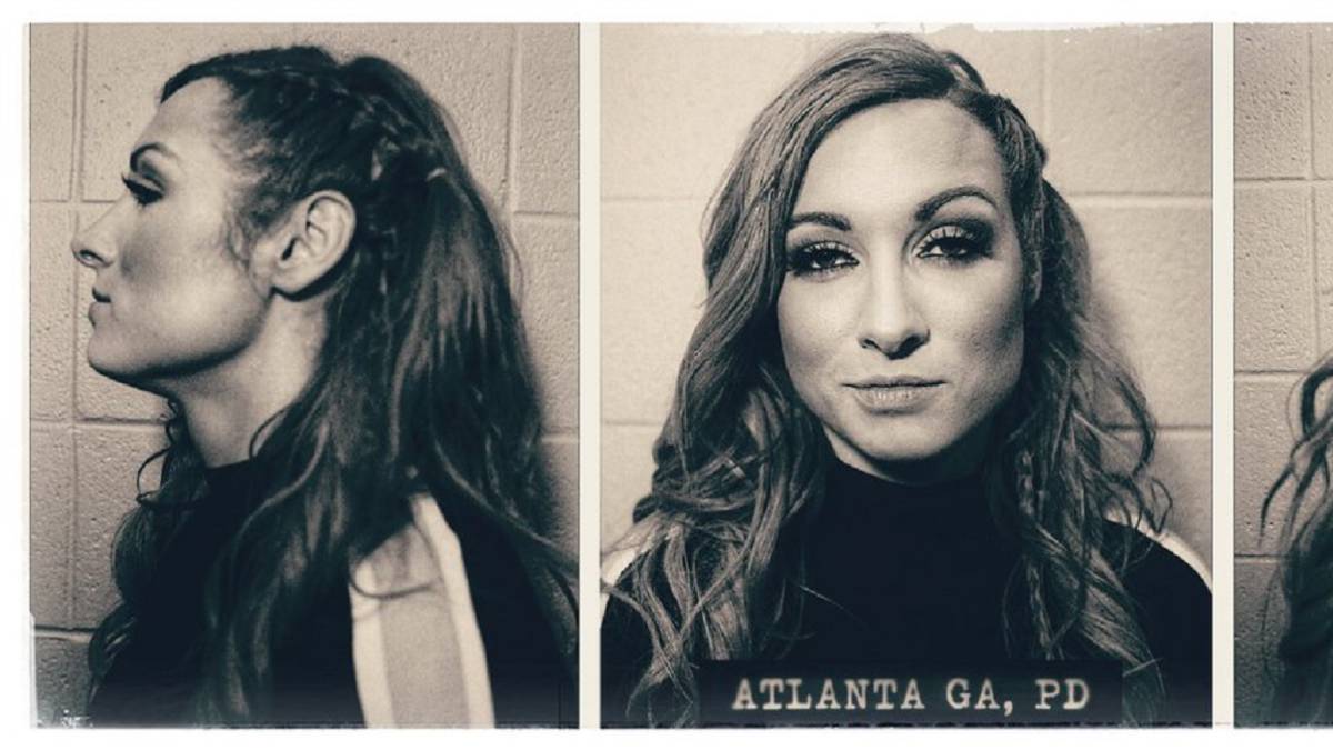 Becky Lynch simula su detención tras atacar a Ronda Rousey en el WWE Monday Night RAW.
