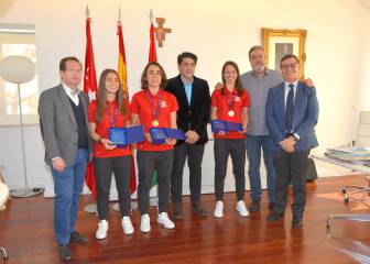 El alcalde recibe a las tres jugadoras del AD Alcorcón FSF ganadoras de la Eurocopa