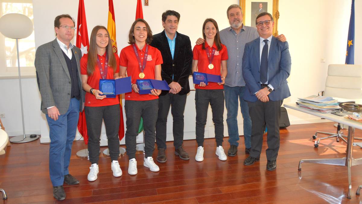 el alcalde recibió a Vanesa Sotelo, Irene Samper e Isabel García