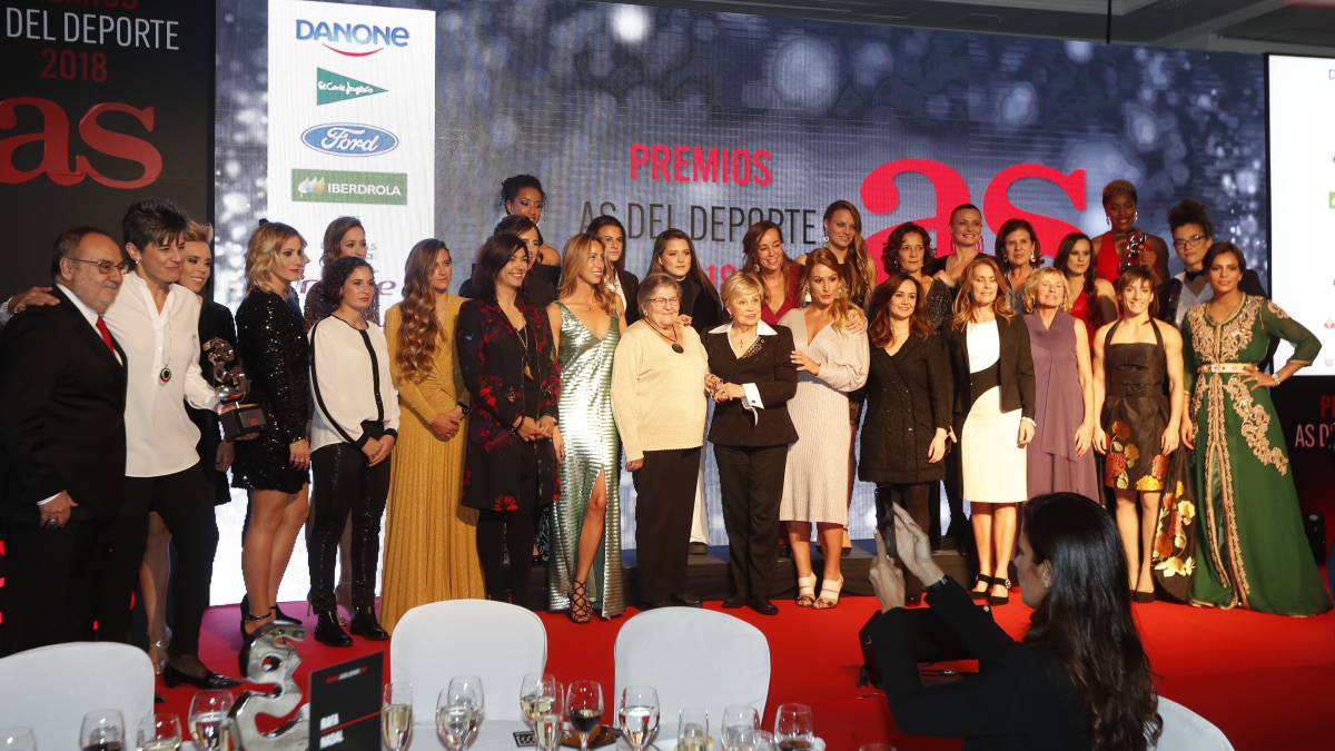 Foto de familia con todas las premiadas y las pioneras en la última Gala de As.