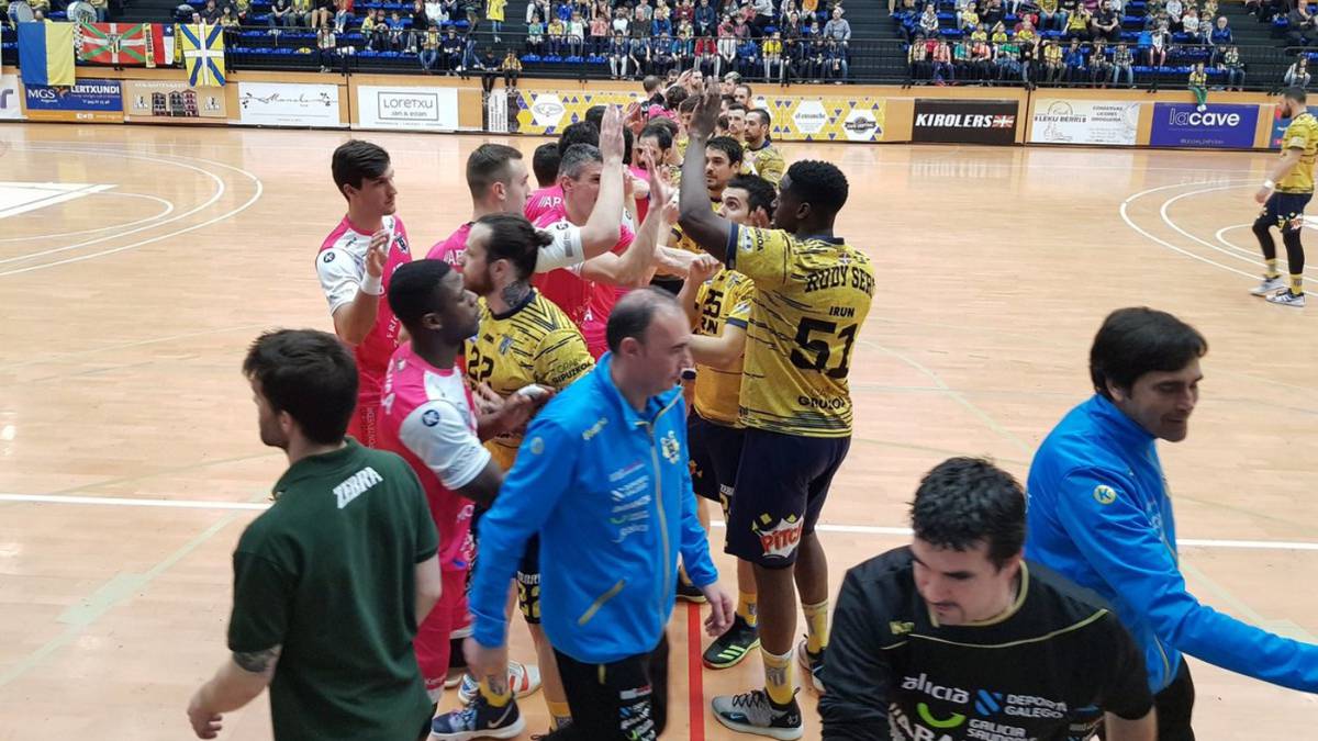 Saludo inicial entre los jugadores del Cangas y el Bidasoa.