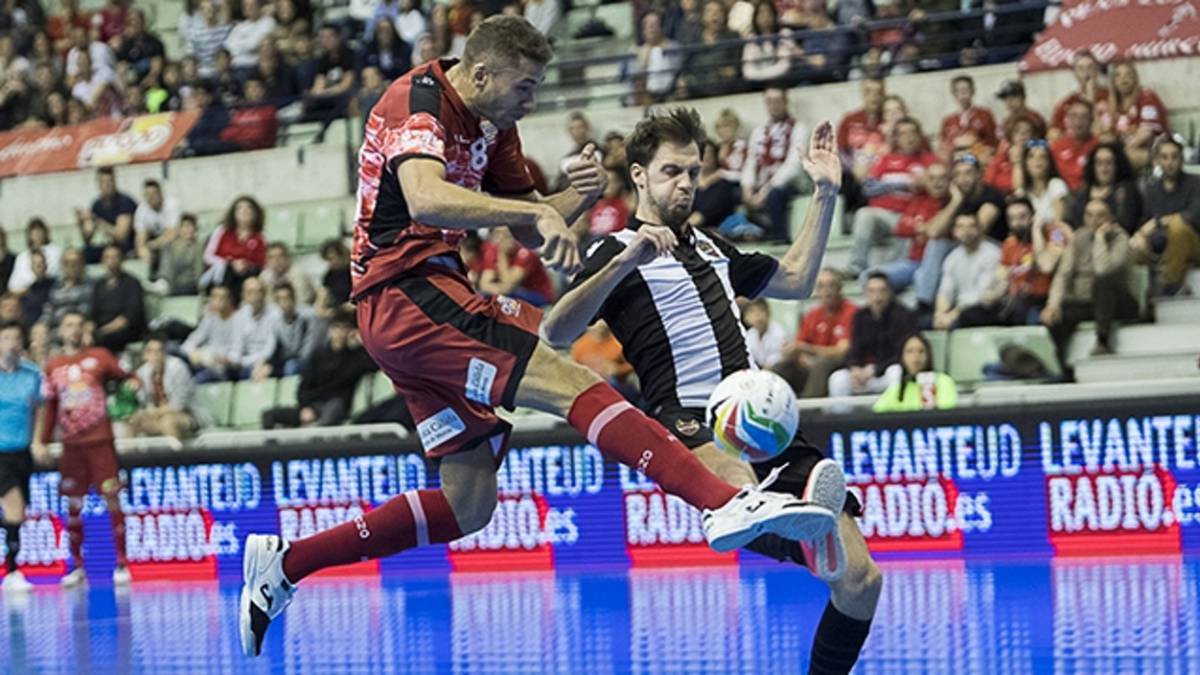 Pito, jugador de ElPozo Murcia, disputa el balón con Sena, del Levante UD FS.