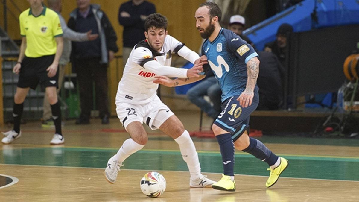 Ricardinho, jugador de Movistar Inter, encara a Uri Santos, del Industrias Santa Coloma.