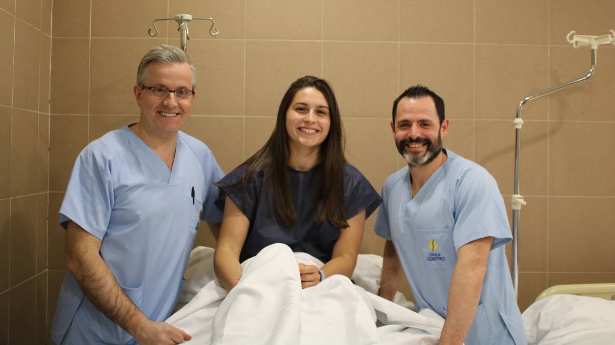 Eli franqueada por los doctores y Leyes y Flores.