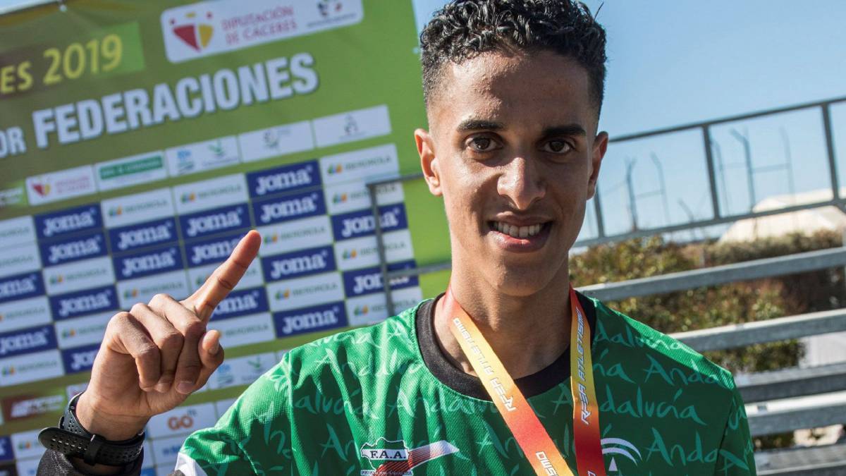 El andaluz Ouassim Oumaiz tras acabar en primera posición en el Campeonato de España de cross que ha tenido lugar en el parque de El Cuartillo, en Cáceres.