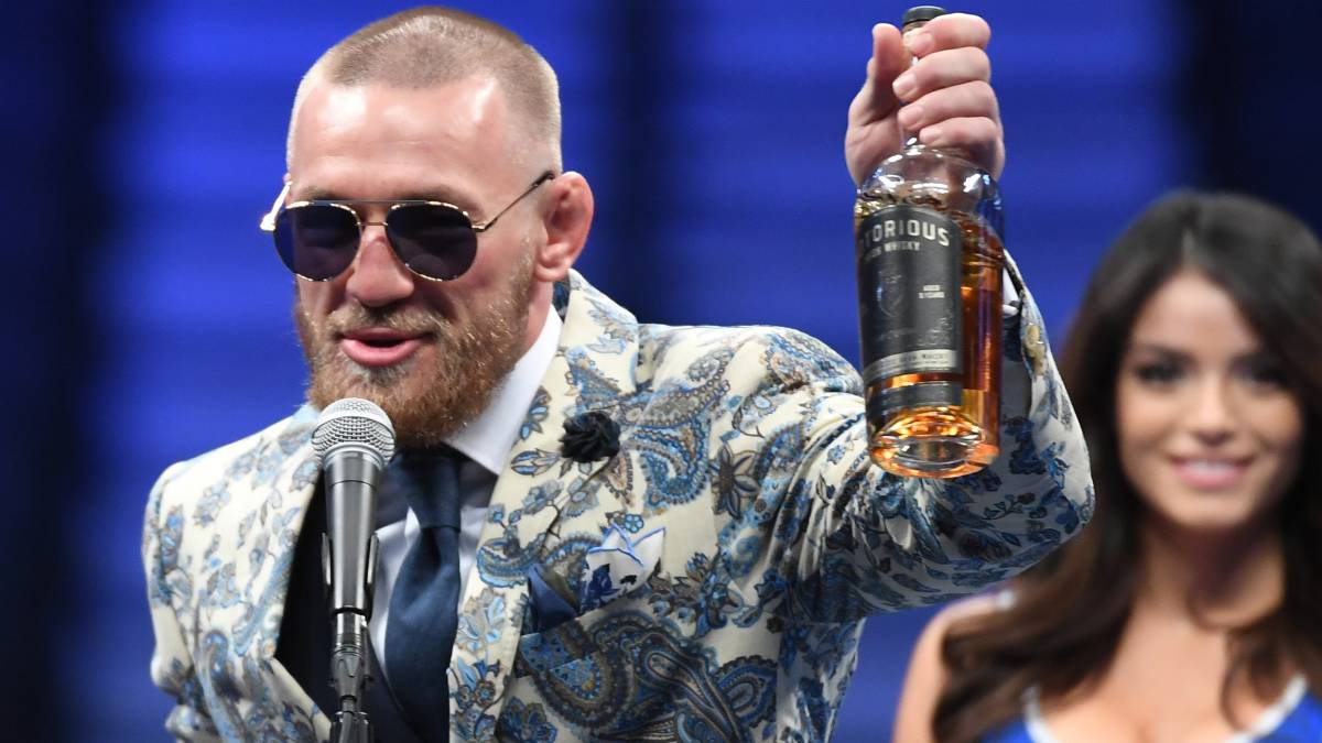 Conor McGregor posa con una botella de whisky en la rueda de prensa posterior a su combate con Floyd Mayweather Jr. en agosto de 2016 en el T-Mobile Arena de Las Vegas, Nevada.