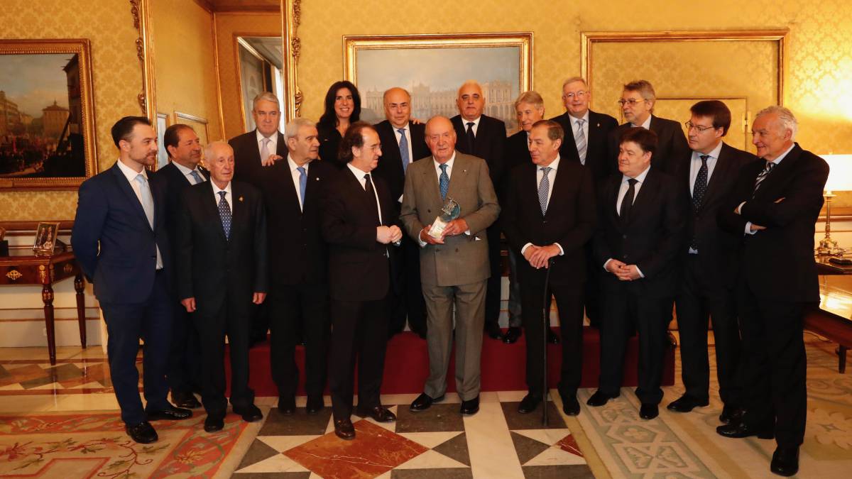 El Rey con los miembros de la Junta Directiva de la AEPD