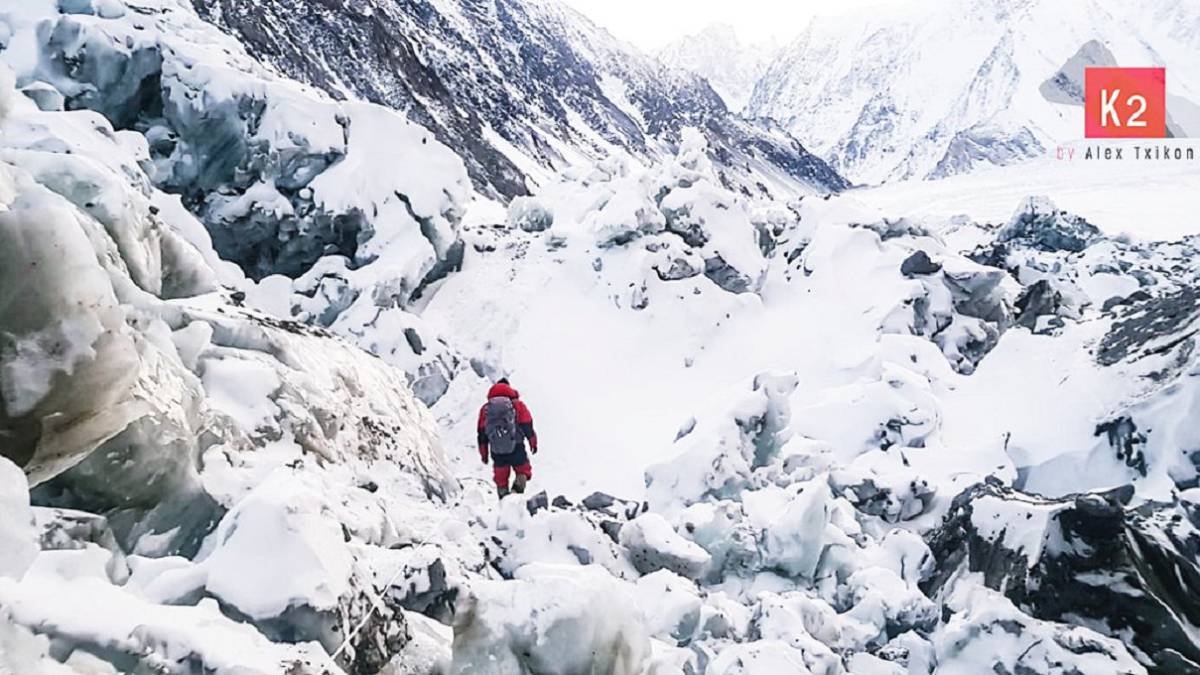 Alex Txikon, en plena ascensión al K-2.