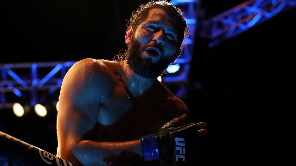 Masvidal enloqueció y atacó a Edwards en zona mixta