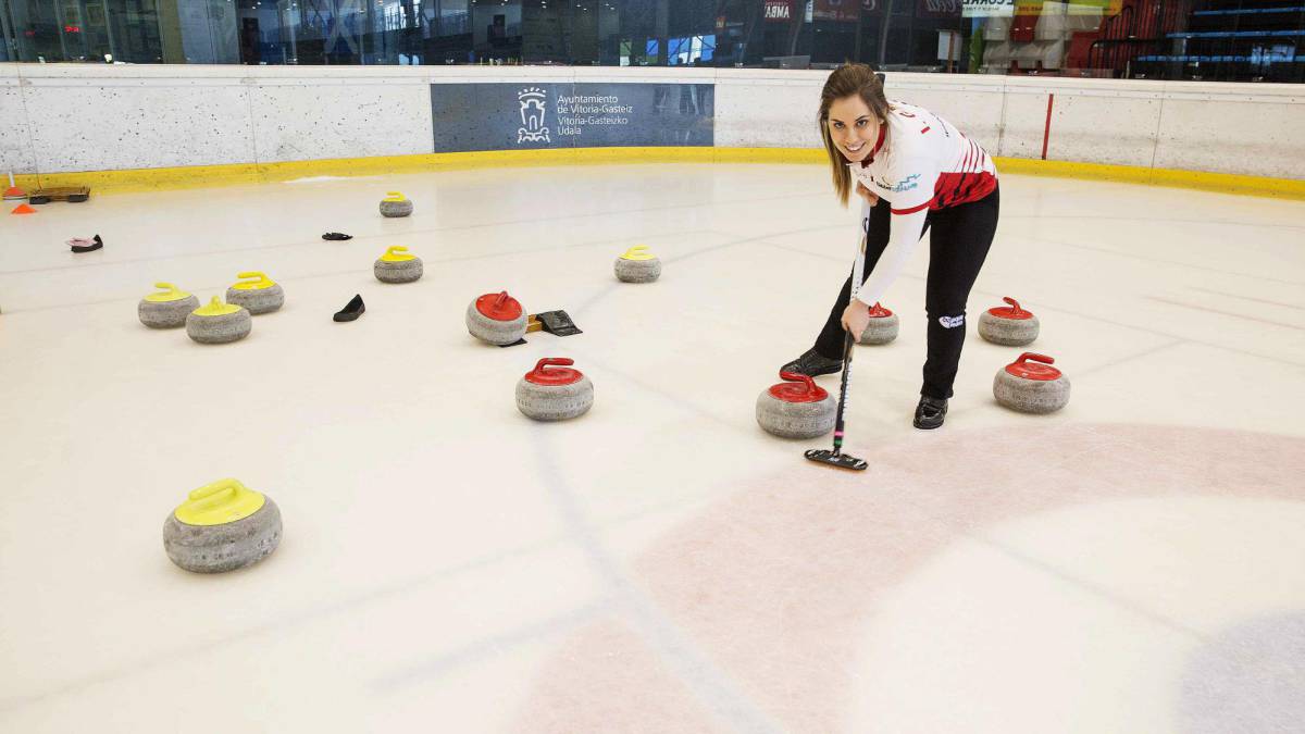 La vizcaína Irantzu García, primera española profesional de curling, durante la entrevista con Efe en la que ha repasado su trayectoria y ha hablado de su sueño de clasificarse para los Juegos Olímpicos de Invierno de Pekín 2022.