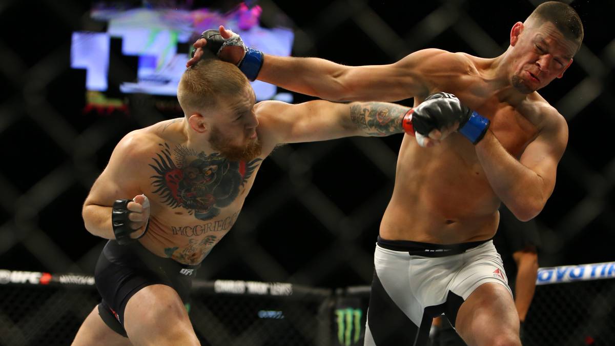 Conor McGregor y Nate Diaz luchan durante el UFC 196 en el MGM Grand Garden Arena de Las Vegas, Nevada.