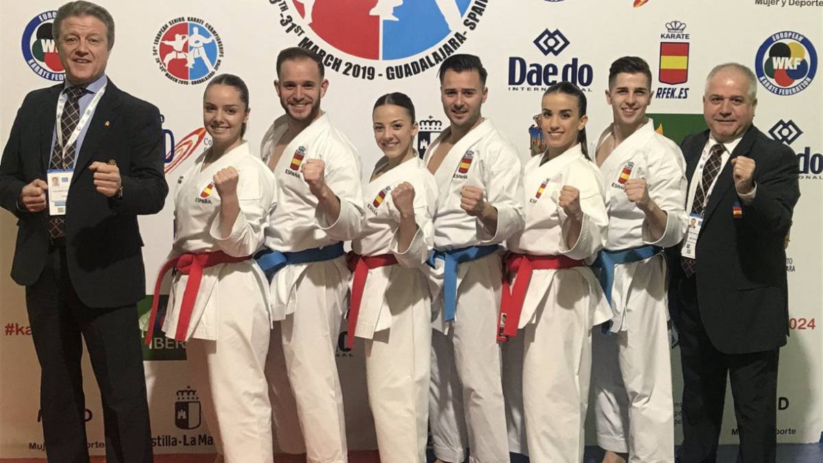 Los equipos españoles masculino y femenino de katas posan tras lograr el pase a la final de los Europeos de Karate.