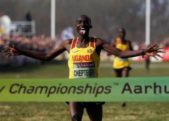 Cheptegei da el oro mundial a Uganda y Oumaiz termina 20º