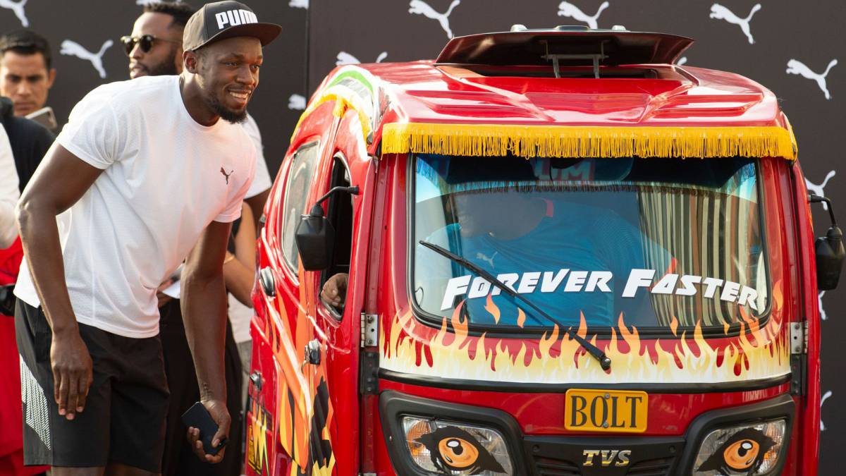 Usain Bolt frente al peculiar vehículo peruano.