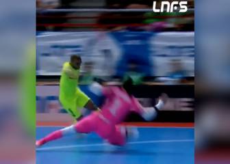 Skills: Leo Santana puts the keeper on the floor then scores