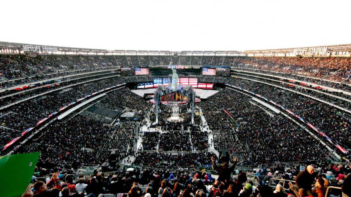 Los aficionados miran al cielo antes de WrestleMania 35