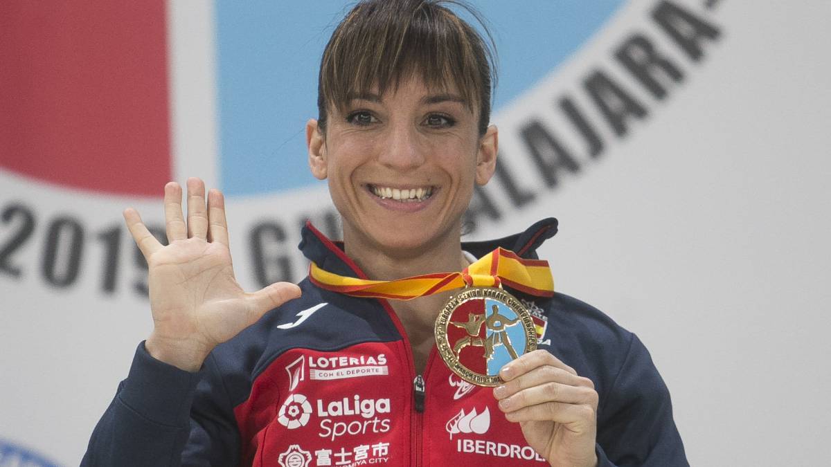 Sandra Sánchez posa con la medalla de campeona de katas en los Europeos de Karate de Guadalajara.