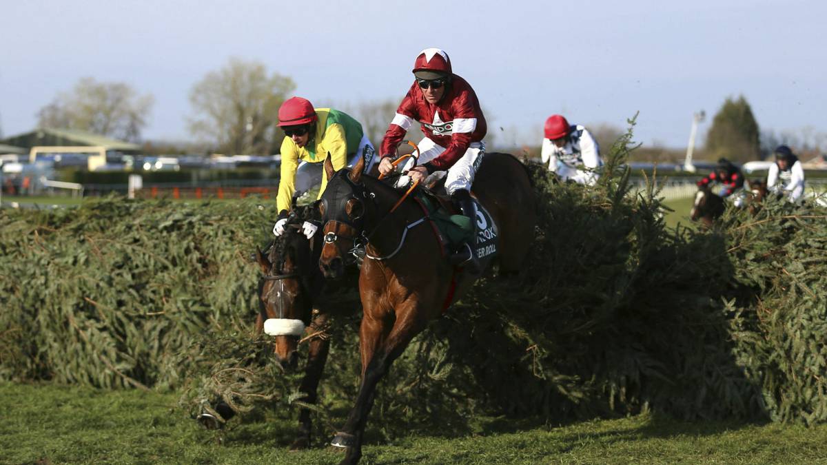 Tiger Roll y Davi Rusell (chaquetillas granate) en primera posición tras saltar una valla.