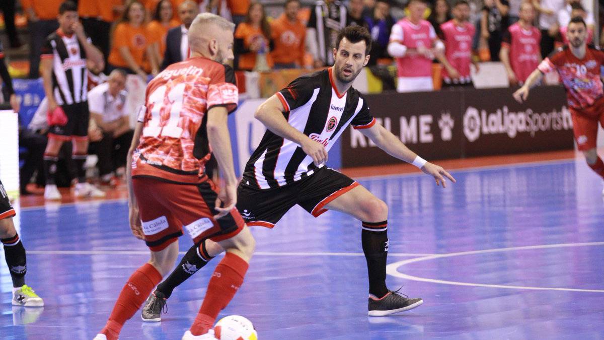 ElPozo naufraga en Cartagena y devuelve la ventaja al Barça