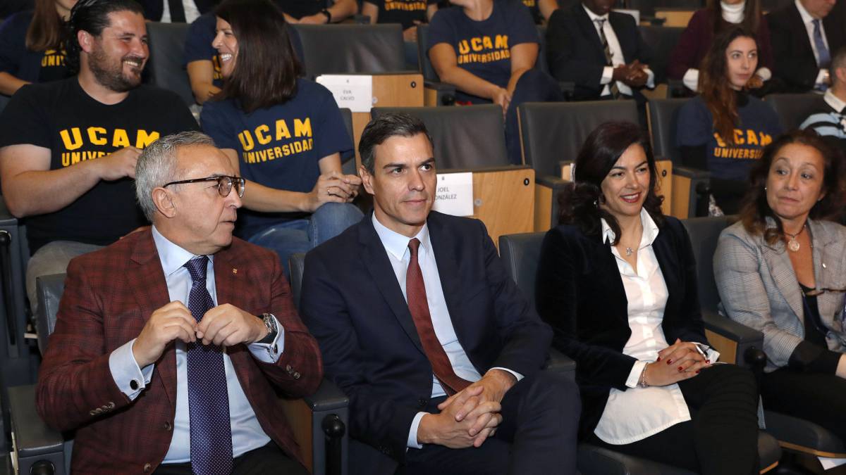 El presidente del Gobierno Pedro Sánchez, junto a Alejandro Blanco, presidente del COE, y María José Rienda, presidenta del CSD, en el acto sobre la Oficina de Atención al Deportista.