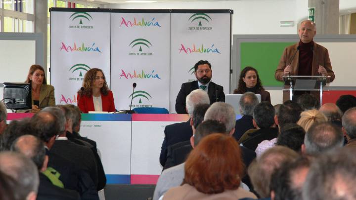 Imbroda adelanta el pago de
las ayudas a las federaciones