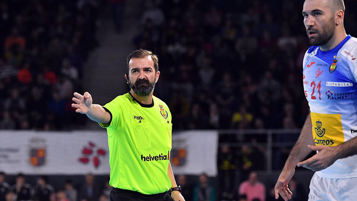 España se estrella con Bauer y encaja su primera derrota