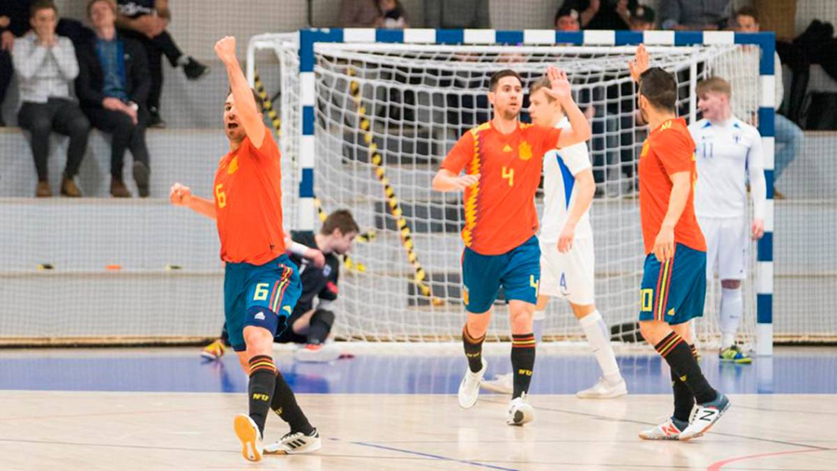 España golpea, perdona y sufre para ganar en Finlandia