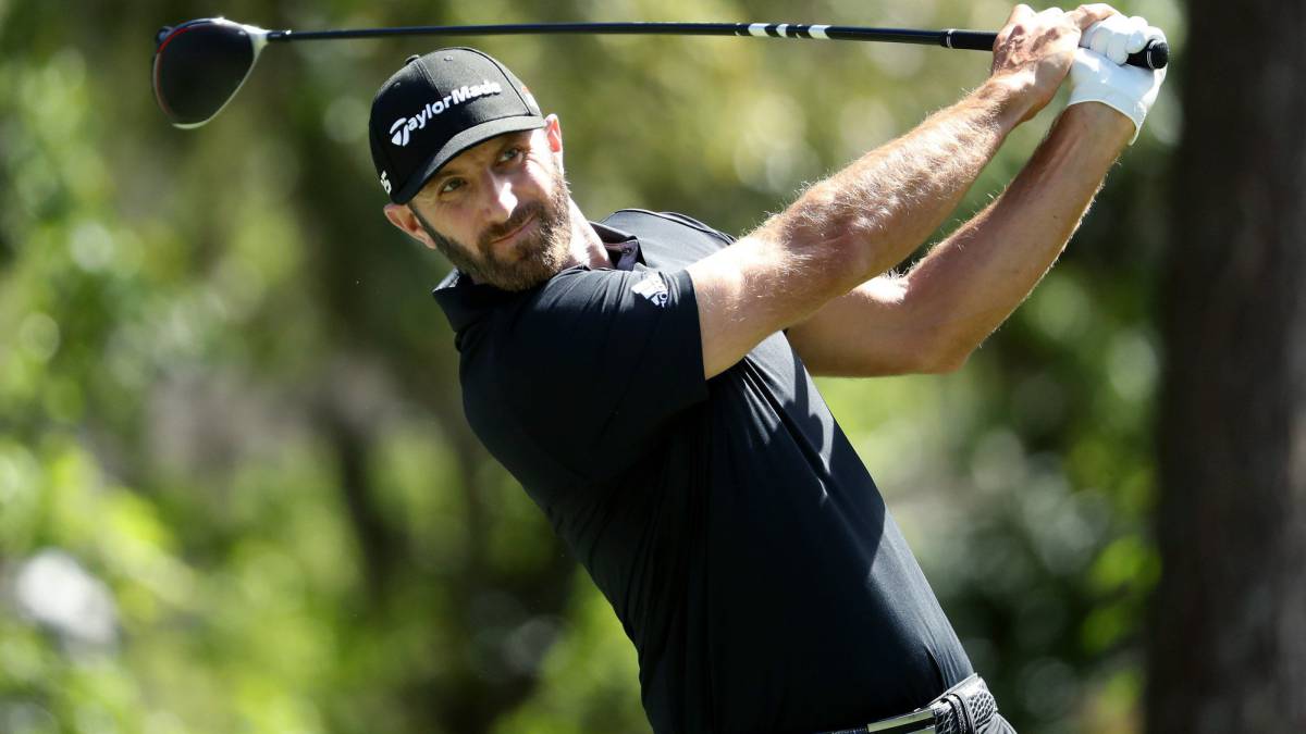 Dustin Johnson golpea la bola durante la última jornada del RBC Heritage en el Harbour Town Golf Links de Hilton Head Island, South Carolina.