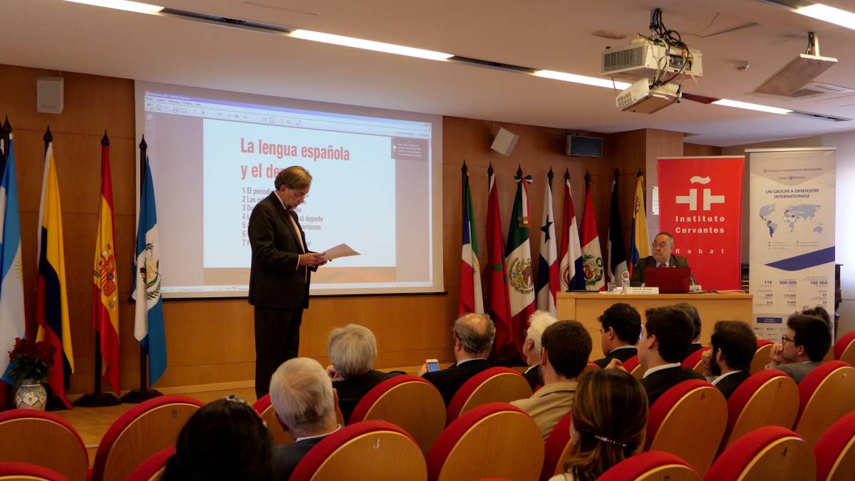 Javier Galván, director del Instituto Cervantes de Rabat, presenta a Alfredo Relaño.