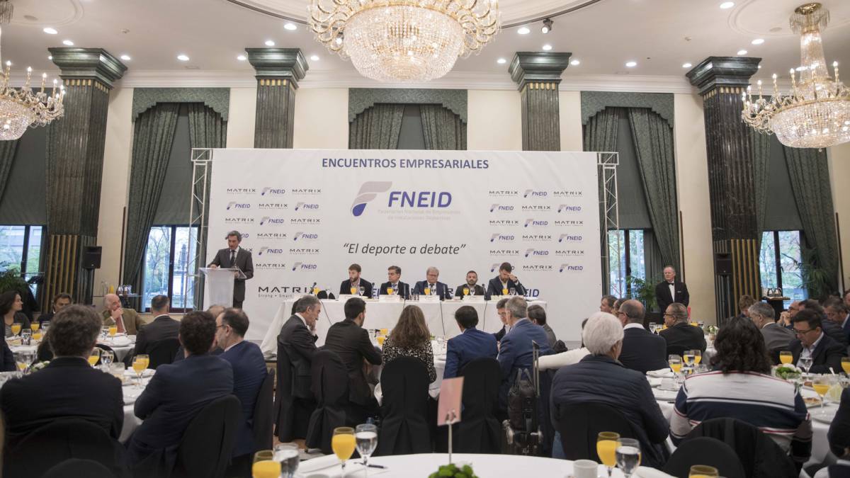 Omar Anguita (PSOE), Vicente Azpitarte (PP), Óscar Peñas (Unidas Podemos) y Roberto Núñez (Ciudadanos) debaten en el encuentro empresarial organizado por FNEID.