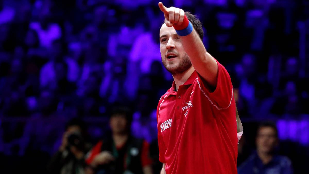 El francés Simon Gauzy celebra su victoria ante el chino Xu Xin tras su encuentro de dieciseisavos de final de los Campeonatos del Mundo de Tenis de Mesa, este miércoles en Budapest.
