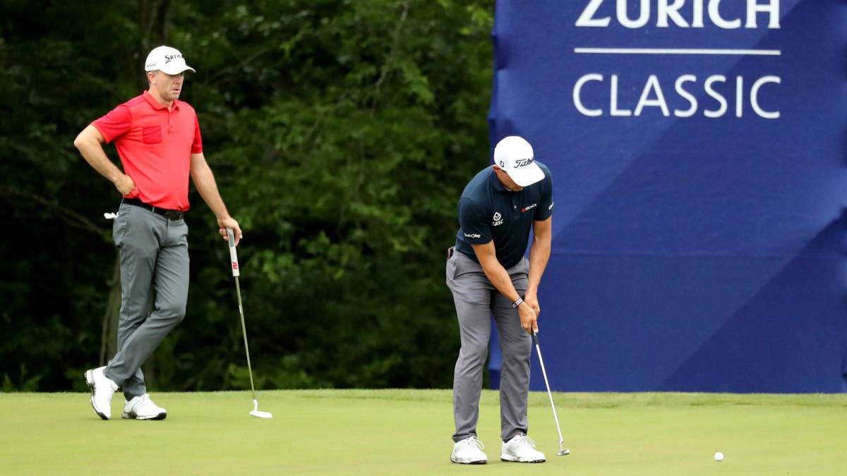 Scott Stallings golpea la bola durante la primera jornada del Zurich Classic en el TPC Louisiana de Avondale, Louisiana.
