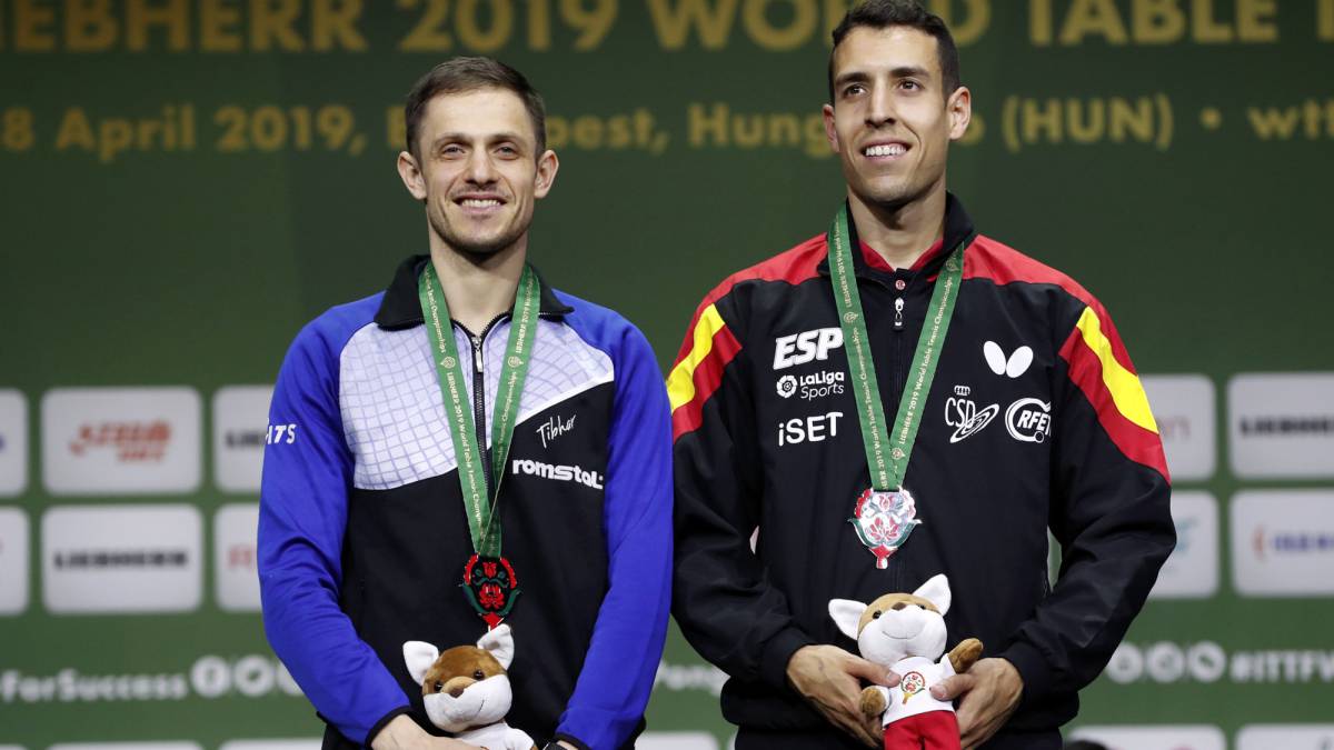 Ovidiu Ionescu y Álvaro Robles posan tras ganar la medalla de plata en los Mundiales de Tenis de Mesa de Budapest.