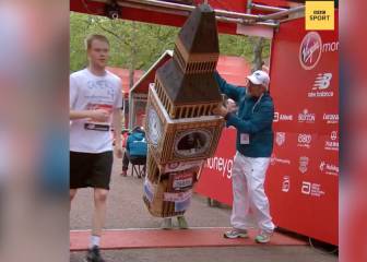 Lo nunca visto: corre la maratón de Londres disfrazado de Big Ben...¡y no cabe por la meta!