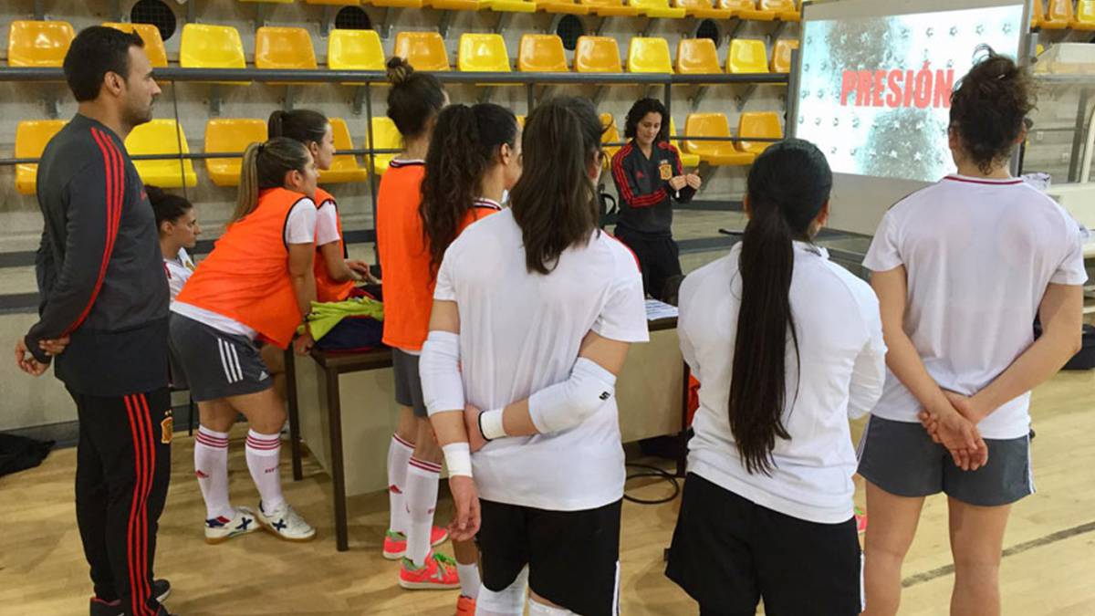 Claudia Pons da instrucciones a sus jugadoras.