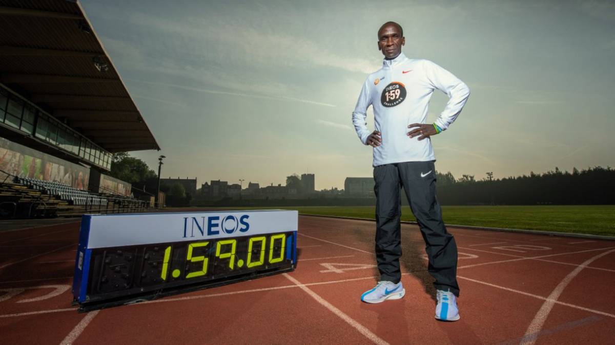 Eliud Kipchoge posa con un cronómetro en la presentación del INEOS 1:59 Challenge.