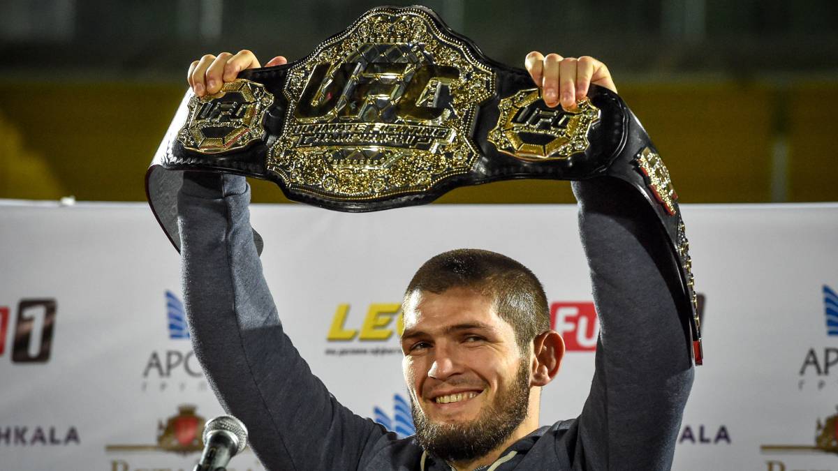 Khabib Nurmagomedov posa con el cinturón de campeón del pelo ligero de la UFC.