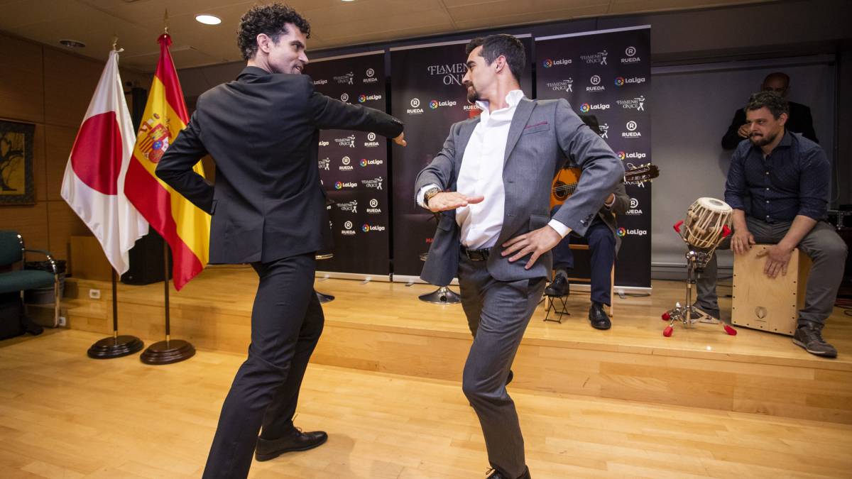 Javier Fernández y Antonio Najarro bailan flamenco durante la presentación del show 'Flamenco on Ice'.