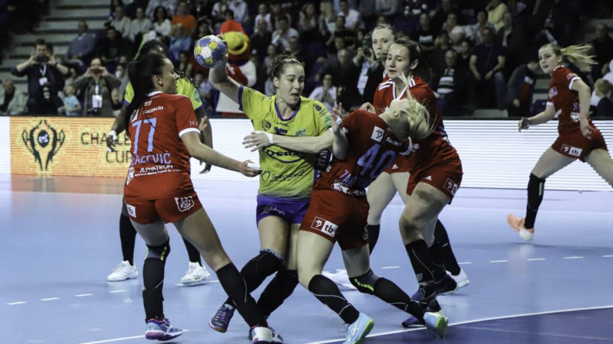 El técnico del Rocasa recuerda la Champions a sus jugadoras