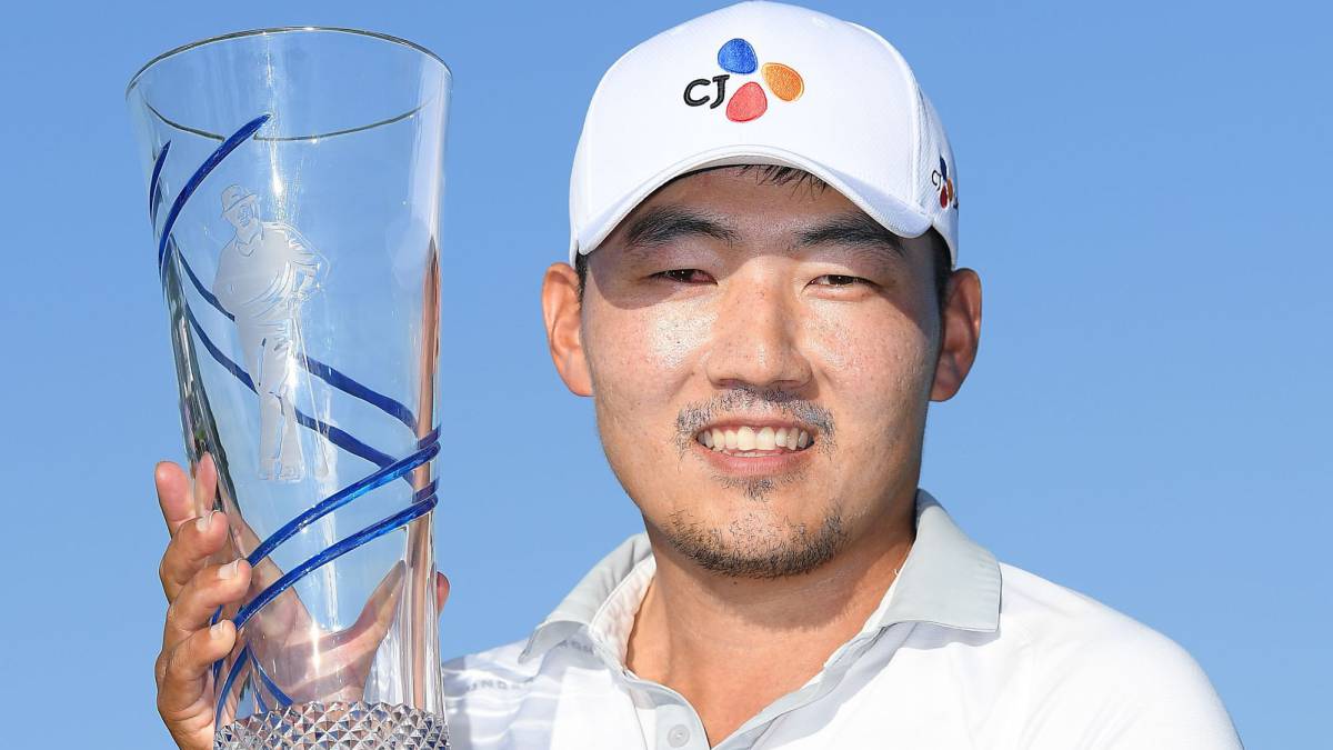 Sung Kang posa con el título de campeón del AT&T Byron Nelson en el Trinity Forest Golf Club de Dallas, Texas.