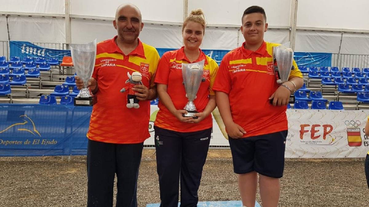 Jordi Martínez, Carolina Pascual y Raúl Martínez posan con sus títulos de campeones de España de Petanca.
