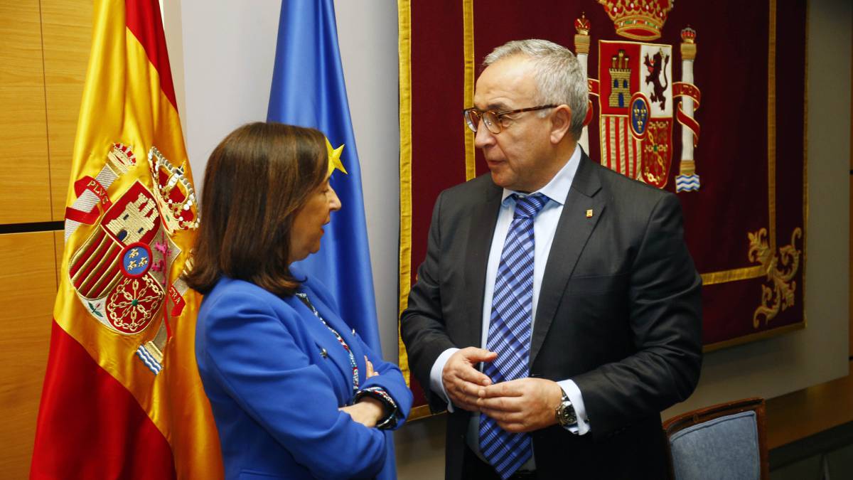 Alejandro Blanco habla con Margarita Robles tras la firma del acuerdo entre el Ministerio de Defensa y el Comité Olímpico Español.