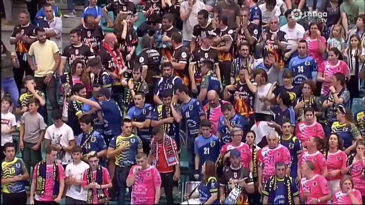 El Cangas disfruta en el derbi.