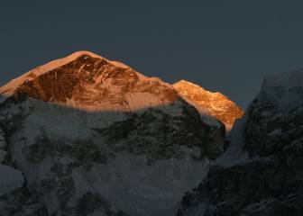 Atascos en el Everest: 200 personas coronaron la cima hoy