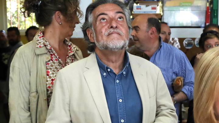 El candidato del PSOE al Ayuntamiento de Madrid, Pepu Hernández, ha votado en el Colegio Padre Coloma de Madrid, este domingo en el que se celebran los comicios europeos, municipales y autonómicos.